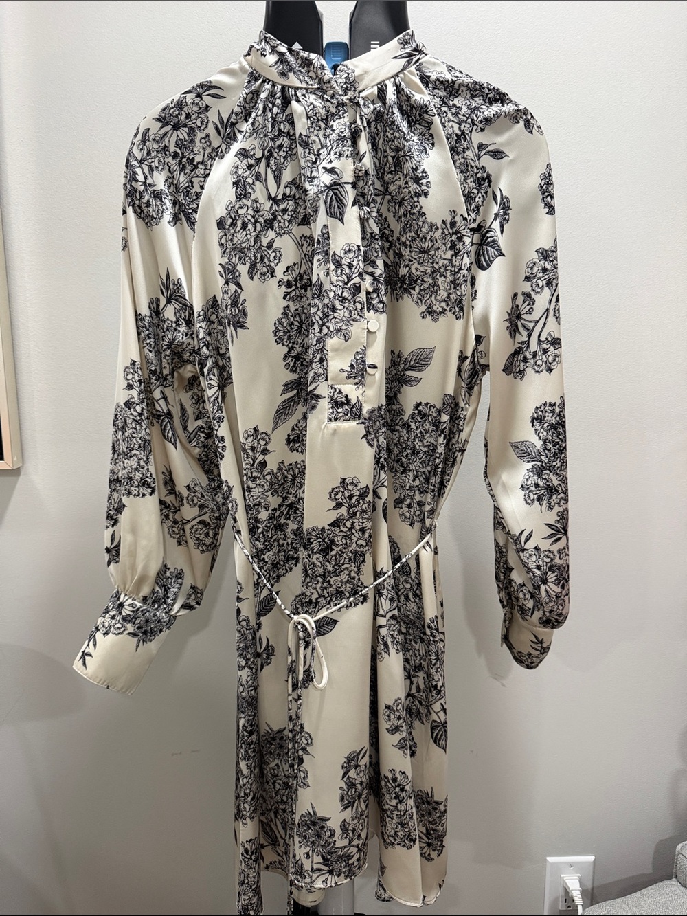Women H&M Black Floral Tie-Neck Long Sleeve Dress on Cream